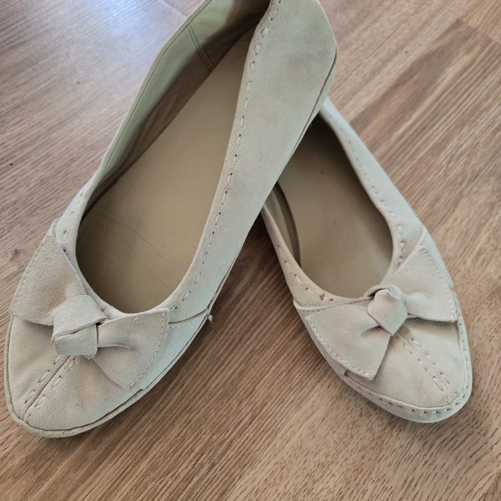 UGG Australia - Elegant Cream Suede Bow Flats